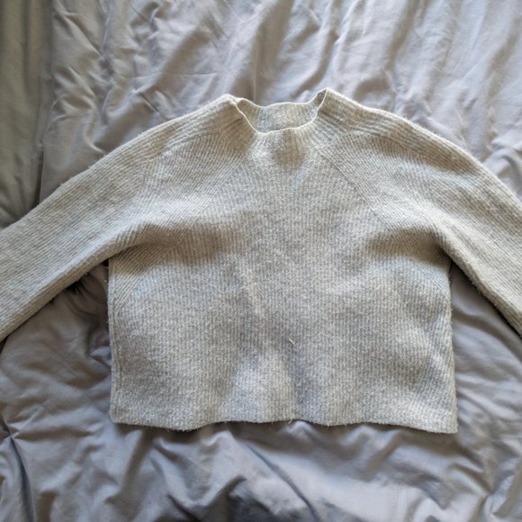 Banana Republic Cropped Sweater - Picture 2 of 3
